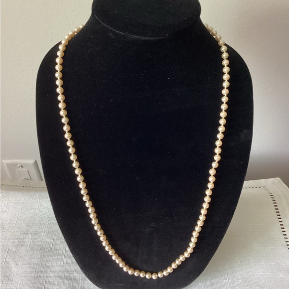 Cream Pearl Necklace with Classic Strand Design - Picture 1 of 3